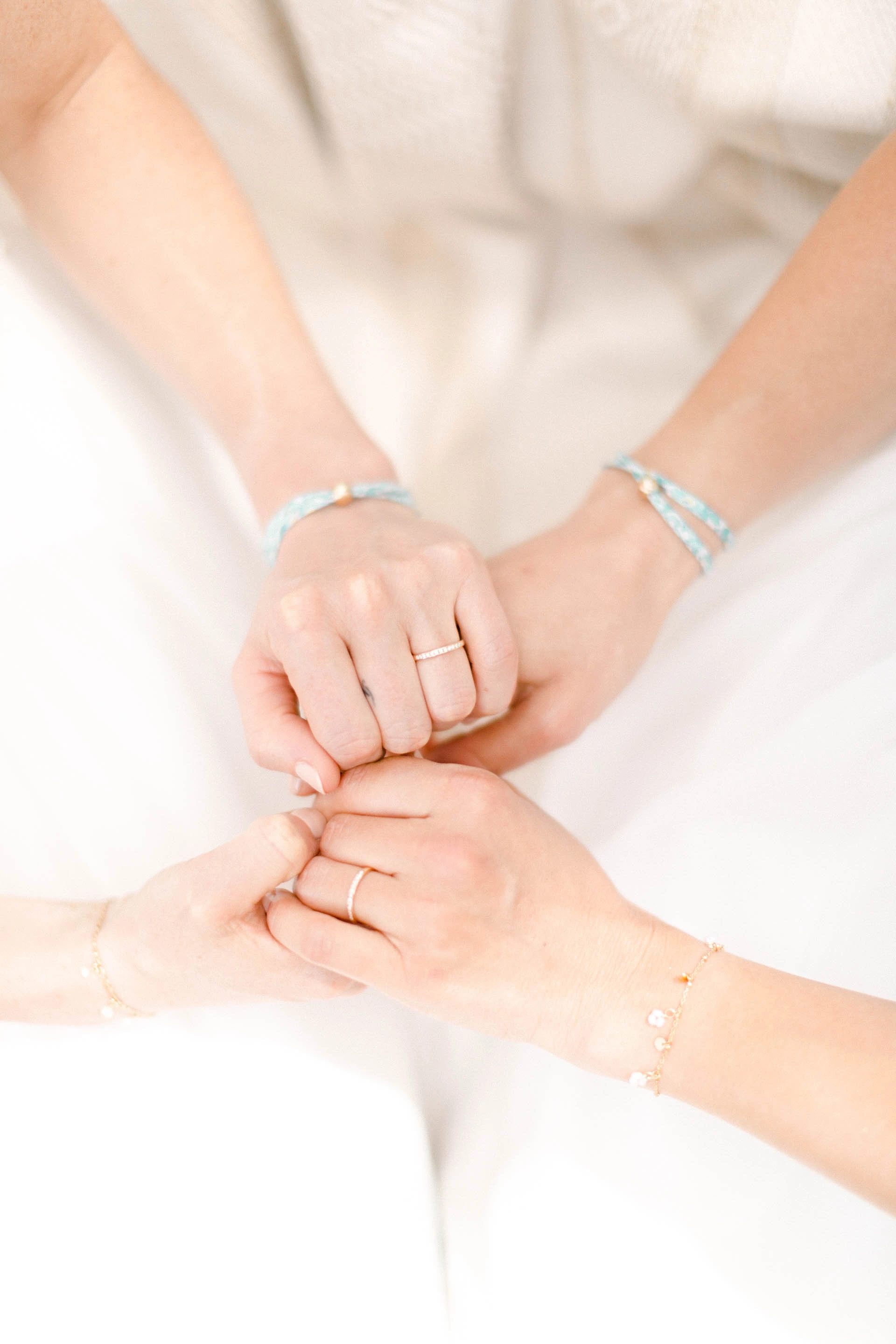 bijoux bracelet bague de fiançailles poignet beige